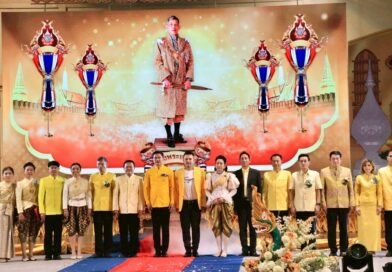 ผอ.สพป.ลพบุรี เขต 1 เข้าร่วมพิธีเปิดงาน “ร้อยดวงใจ ถวายพระพรชัย องค์ราชัน” เฉลิมพระเกียรติ พระบาทสมเด็จพระวชิรเกล้าเจ้าอยู่หัว ในวโรกาสทรงเจริญพระชนมายุ 73 พรรษา