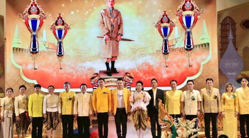 ผอ.สพป.ลพบุรี เขต 1 เข้าร่วมพิธีเปิดงาน “ร้อยดวงใจ ถวายพระพรชัย องค์ราชัน” เฉลิมพระเกียรติ พระบาทสมเด็จพระวชิรเกล้าเจ้าอยู่หัว ในวโรกาสทรงเจริญพระชนมายุ 73 พรรษา