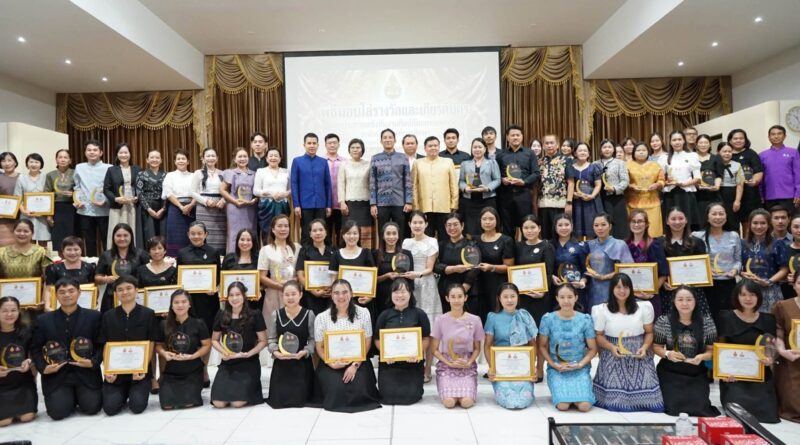 พิธีมอบโล่รางวัลและเกียรติบัตรการประกวดแข่งขันงานศิลปหัตถกรรมนักเรียน ระดับเขตพื้นที่การศึกษา ครั้งที่ 73 ประจำปีการศึกษา 2568