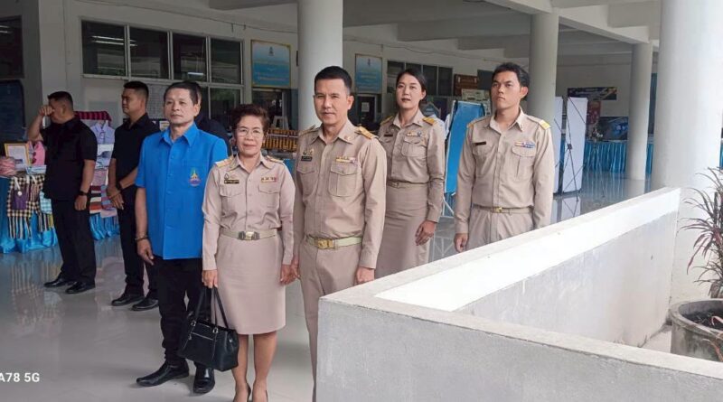 สพป.ลพบุรี เขต 1 ร่วมรับองคมนตรี ลงพื้นที่ตรวจเยี่ยมและติดตามผลการดำเนินงานของโรงเรียนราชประชานุเคราะห์ 33 ตำบลดงดินแดง อำเภอหนองม่วง จังหวัดลพบุรี